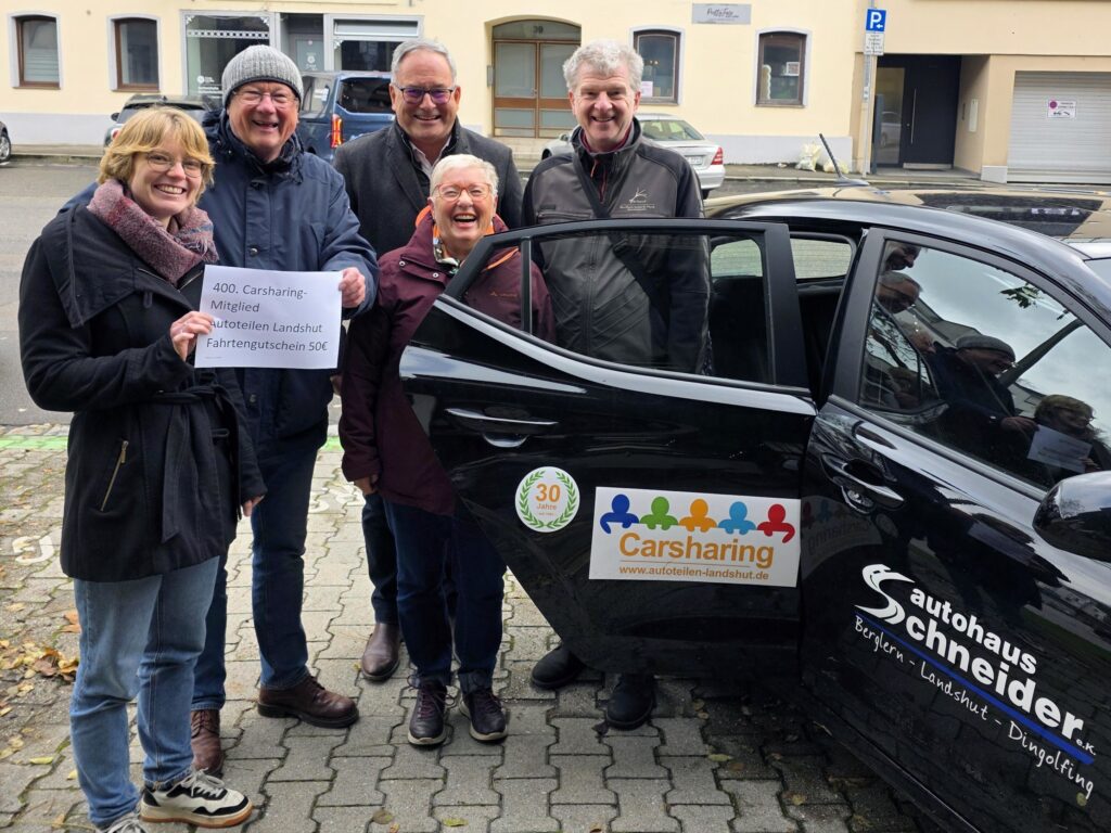 Gute Laune bei der Überreichung des Fahrtengutscheines an das 400. Mitglied Ambulanter Fachdienst Wohnen durch Autoteilen Landshut Copyright: Autoteilen Landshut / Asel
